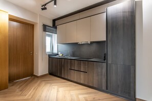 Frigorifero, microonde, macchina per tè/caffè, bollitore elettrico