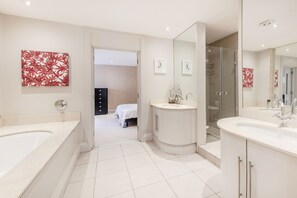Apartamento, varias camas | Baño | Bañera y ducha independientes, bañera profunda y toallas