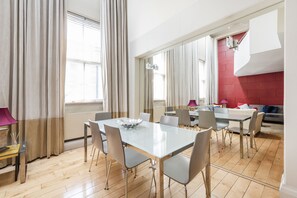 Apartamento, varias camas | Sala de estar
