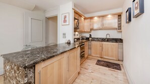 Apartment, Multiple Beds | Private kitchen | Fridge, microwave, oven, stovetop - Luxurious 2 Bedroom 2 Bathroom Apartment in London (London)