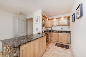 Apartment, Multiple Beds | Private kitchen | Fridge, microwave, oven, stovetop - Luxurious 2 Bedroom 2 Bathroom Apartment in London (London)