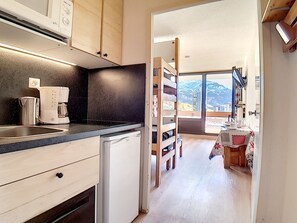 Réfrigérateur, micro-ondes, cafetière/bouilloire, grille-pain