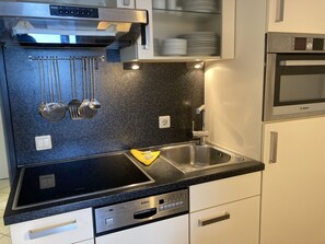 Fridge, oven, stovetop, dishwasher