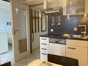 Fridge, oven, stovetop, dishwasher