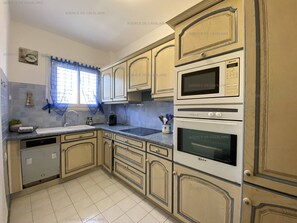 Microondas, lavavajillas y cafetera o tetera