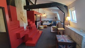 A loft-style living space with a staircase, seating area, and a view of the sky. - Bel Appartement Atypique au Coeur de La Rochelle (La Rochelle)