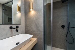 Penthouse Suite (Sea View) | Baño | Regadera, regadera tipo lluvia, amenidades de baño gratuitas 