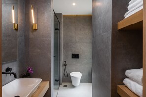 Penthouse Suite (Sea View) | Badkamer | Een douche, een regendouche, gratis toiletartikelen, een haardroger