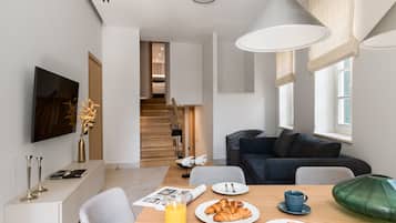 Suite Signature (Cantons View) | Area soggiorno | Smart TV