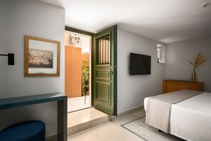 Phòng Suite Junior, sân hiên | Bộ đồ giường cao cấp, chăn bông, trang trí khác biệt