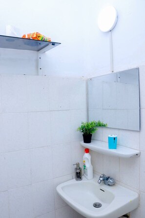Shower, towels, soap, toilet paper - Furnished 36m² studio in town center (Abidjan)