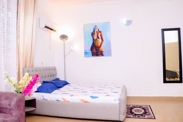 Iron/ironing board, free WiFi, bed sheets - Furnished 36m² studio in town center (Abidjan)