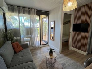 TV - T2 Apartment with large terrace, parking, pets allowed, and pool (Le Barcarès)