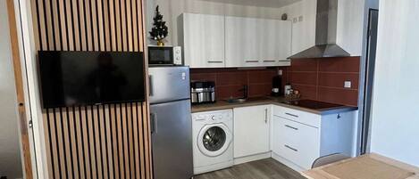 Een microgolfoven, een oven, een kookplaat