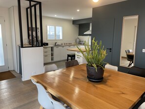 Dining - Villa in the Camargue with pellet stove (Aimargues)