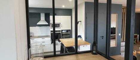 Kylskåp, mikrovågsugn, ugn och spishäll