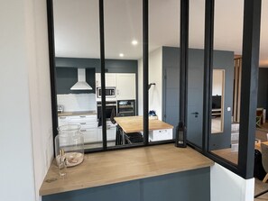 Fridge, microwave, oven, stovetop - Villa in the Petite Camargue with a pool, hot tub, and pétanque court (Aimargues)