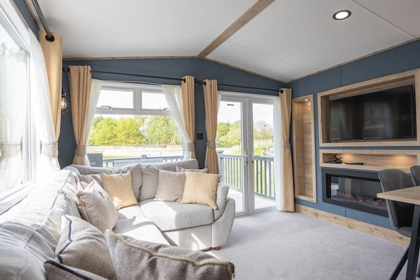 Westwood 6 Berth Accessible | 起居區 | 平面電視