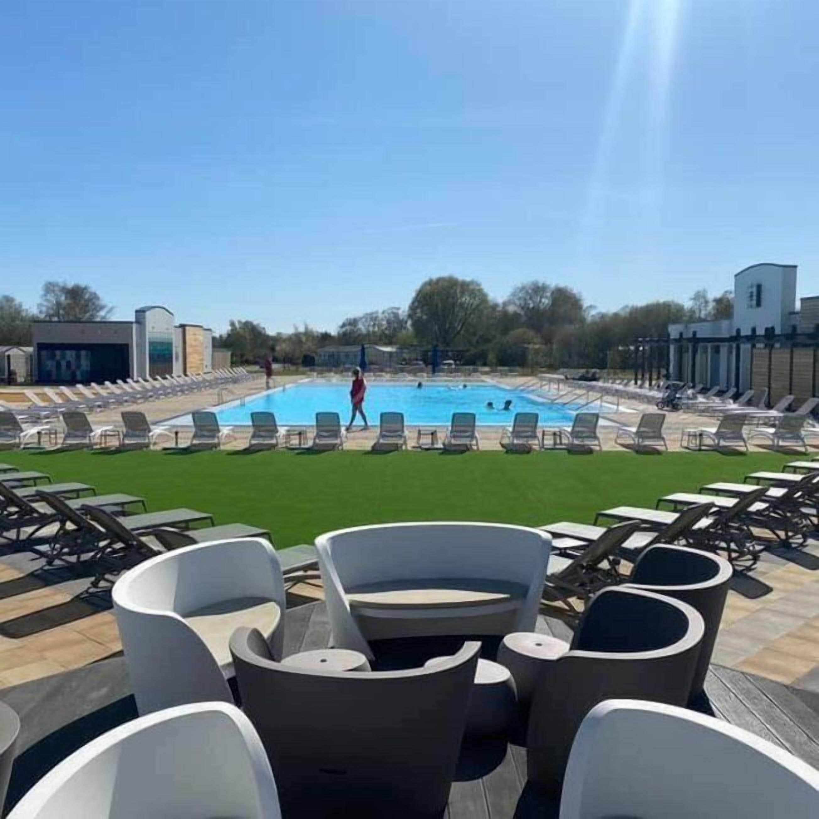 Indendørs pool, sæsonbestemt udendørs pool