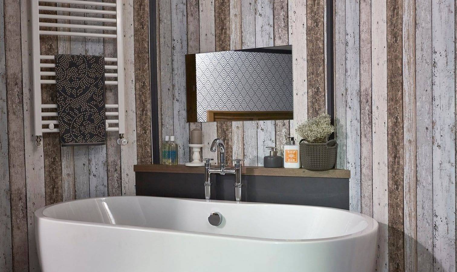 Une salle de bain moderne avec une baignoire sur pieds, un grand miroir et un mur en bois.