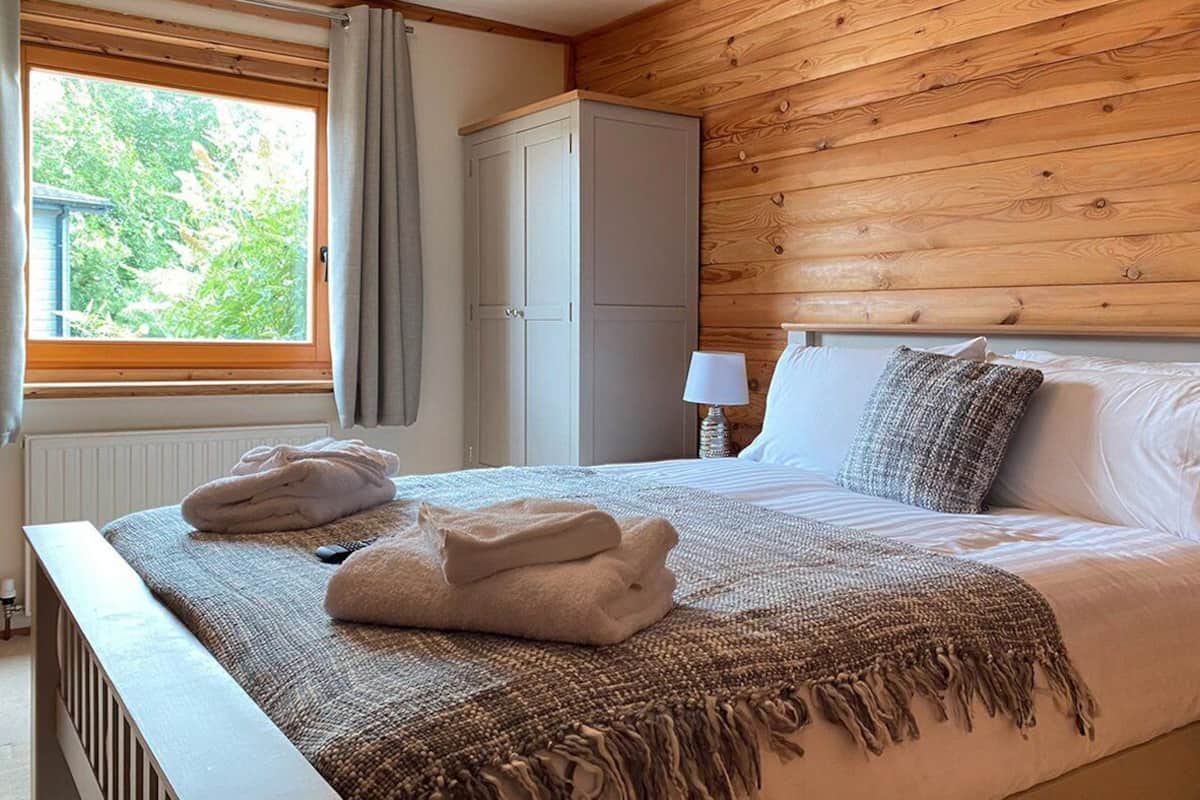 2 bedrooms, bed sheets