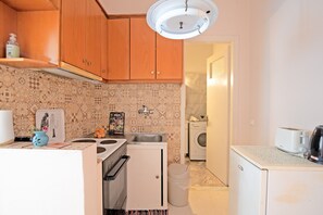 Refrigerador, horno, parrilla de estufa y cafetera y tetera
