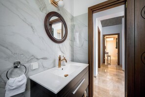 Suihku, hiustenkuivaaja, pyyhkeet, saippua