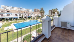 A rooftop pool with a clear view of the surrounding buildings and a white wall with a radiator. - Holiday Home 'Townhouse beachside Fuengirola' with Shared Pool & Wi-Fi (Fuengirola)