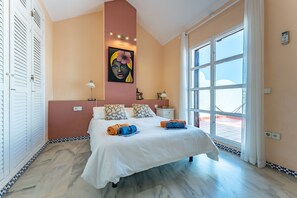 3 slaapkamers, een strijkplank/strijkijzer, gratis wifi, beddengoed