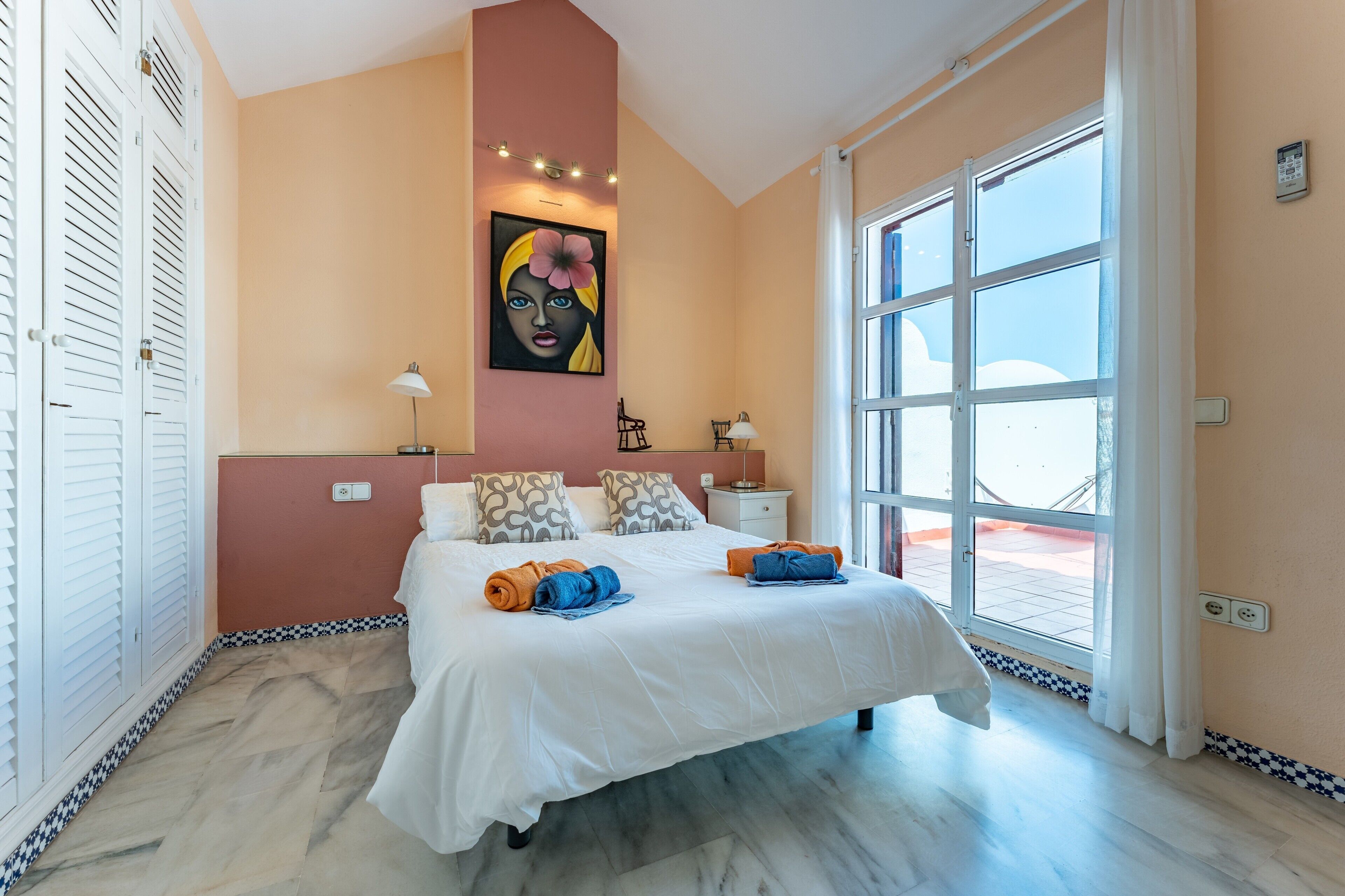 3 slaapkamers, een strijkplank/strijkijzer, gratis wifi, beddengoed