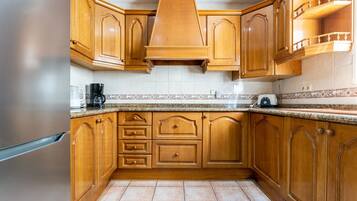 Een koelkast, een magnetron, een oven, een kookplaat