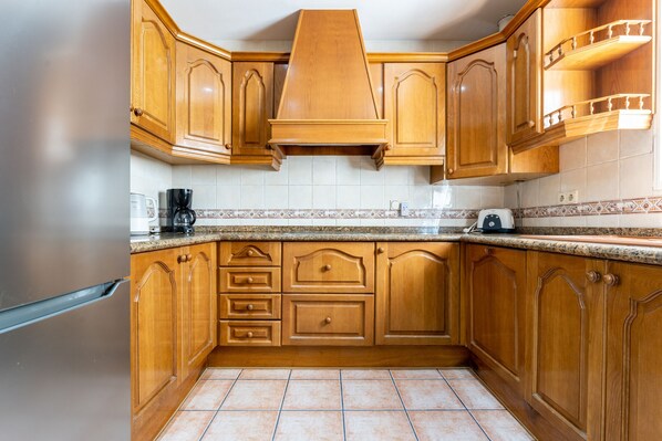 Een koelkast, een magnetron, een oven, een kookplaat