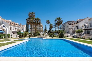 Pool - Holiday Home 'Townhouse beachside Fuengirola' with Shared Pool & Wi-Fi (Fuengirola)