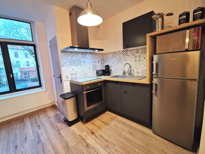 Een koelkast, een microgolfoven, een oven, een kookplaat