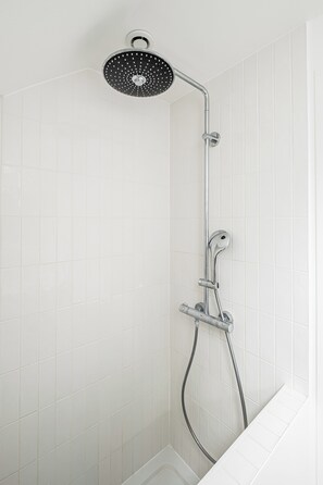 Bathtub, hair dryer, towels - In the Eaves of the Écuries, by Veeve (Paris)
