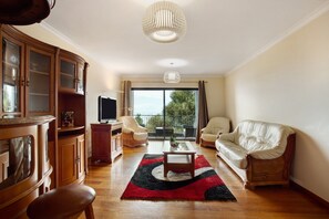 TV - Apartment Costa Avila 2 with Sea View, Balconies & Wi-Fi (Caniço)