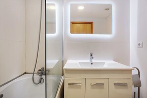 Bathtub, hair dryer, towels