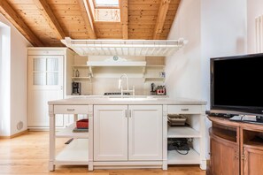 Frigorifero, forno, piano cottura, tostapane