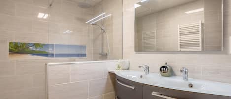 Shower, towels
