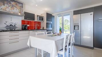 Geladeira, micro-ondas, fogão, cooktop