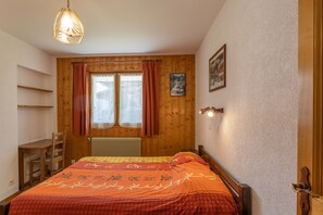 2 soverom, skrivebord, strykejern/-brett og wi-fi (inkludert)