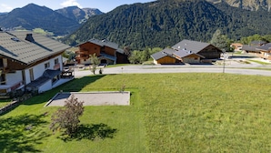 A mountain village with traditional wooden houses, a central square, and a view of the surrounding forested mountains. - Apartment La Rose des Vents N 3 with Mountain View, Balcony & Wi-Fi (Chatel)