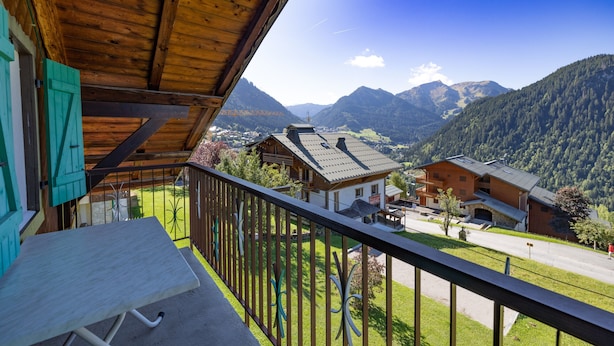 A wooden balcony with a view of a mountain village and houses. - Apartment La Rose des Vents N 3 with Mountain View, Balcony & Wi-Fi (Chatel)