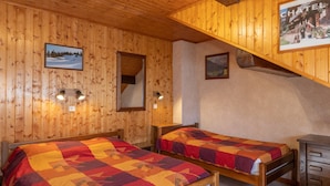 A wooden-paneled room with two beds, a desk, and a staircase. - Apartment La Rose des Vents N 3 with Mountain View, Balcony & Wi-Fi (Chatel)
