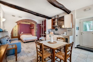 1 dormitorio, tabla de planchar con plancha, wifi y ropa de cama