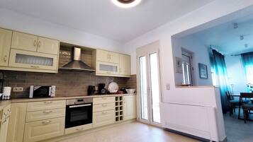 Kylskåp, mikrovågsugn, ugn och spishäll