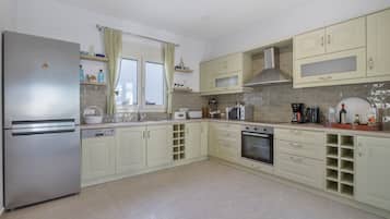 Een koelkast, een microgolfoven, een oven, een kookplaat