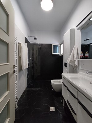 Baignoire, séchoir à cheveux, serviettes fournies