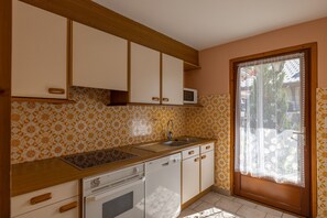 Fridge, microwave, oven, stovetop - Apartment 'La Rose des Vents N 1' with Mountain View, Balcony & Wi-Fi (Châtel)