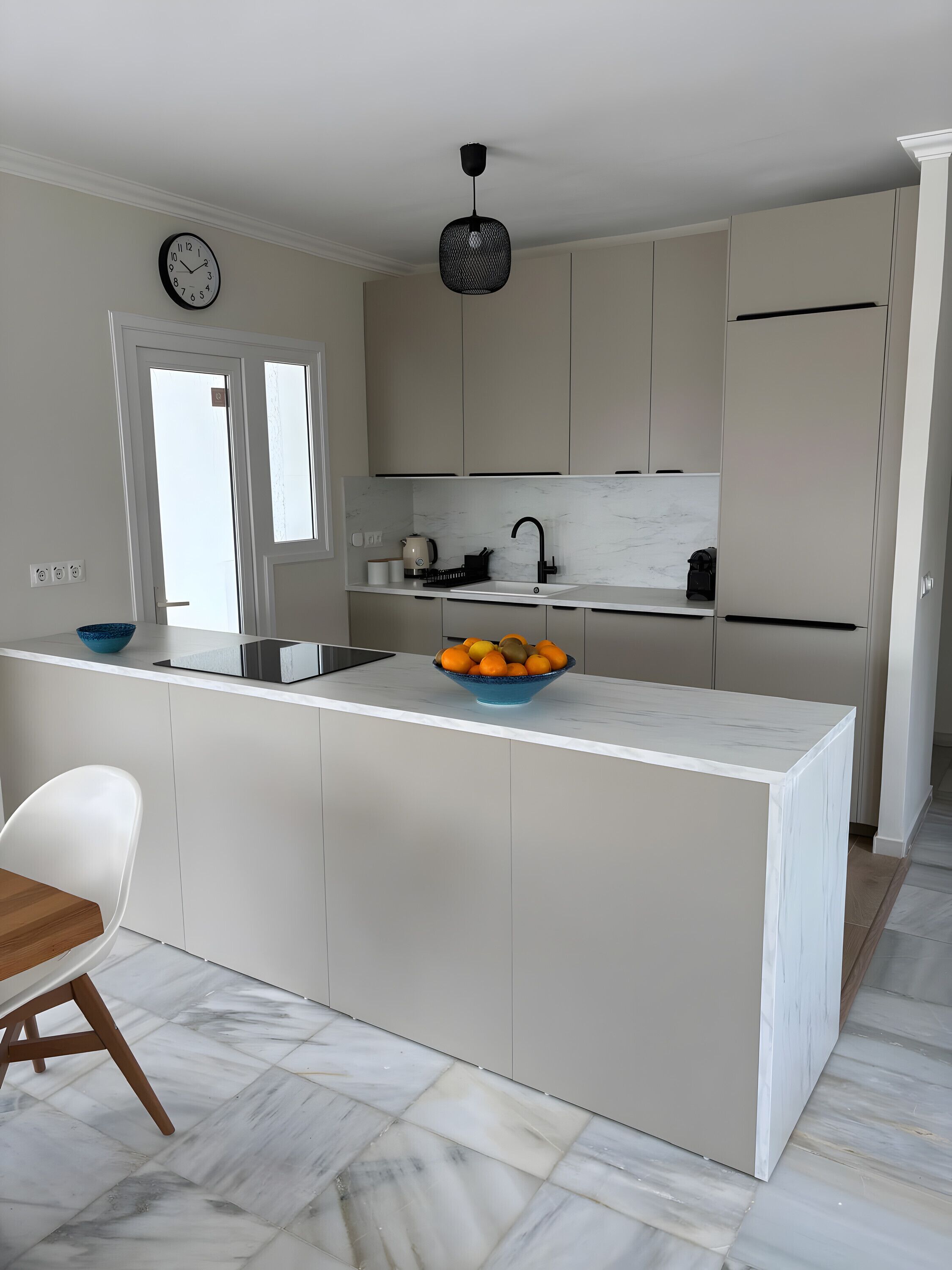 Kylskåp, mikrovågsugn, ugn och spishäll